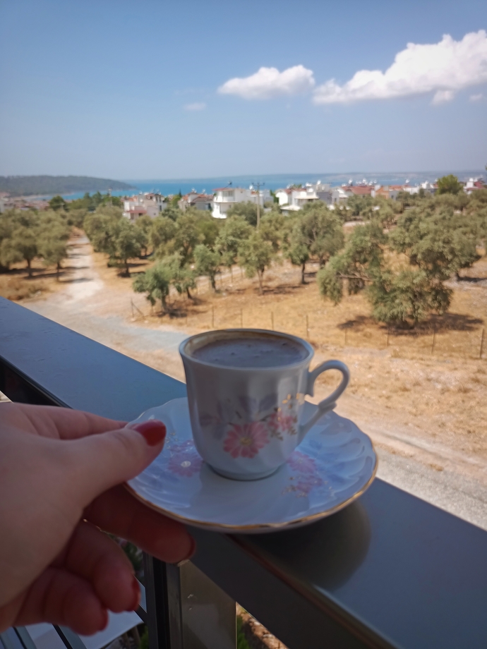 Tatilin 1 buçukuncu günü 🤣 ben deniz manzarasına karşı seviyorum ☕