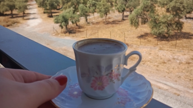Kahveyi manzaraya karşı içmek mi, sevdiğin biri ile karşı karşıya içmek mi daha güzel?