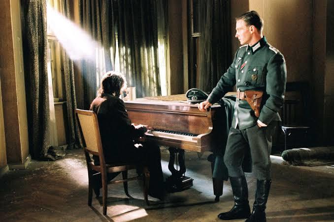 Kesinlikle izlenmeli dediğiniz tarihi bir film/dizi var mı?
