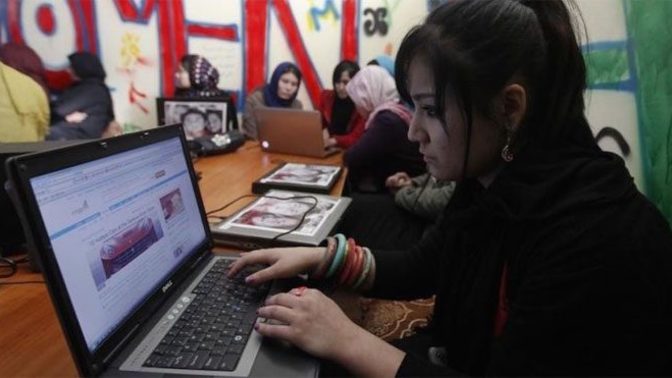 İnternet cafeye kızların gitmesi neden garip karşılanıyor?