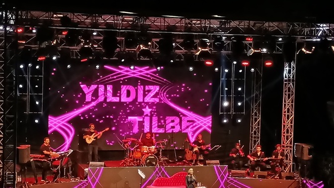 Sahnesini beğendiğiniz izlemek istediğini, bir sanatçı var mı?