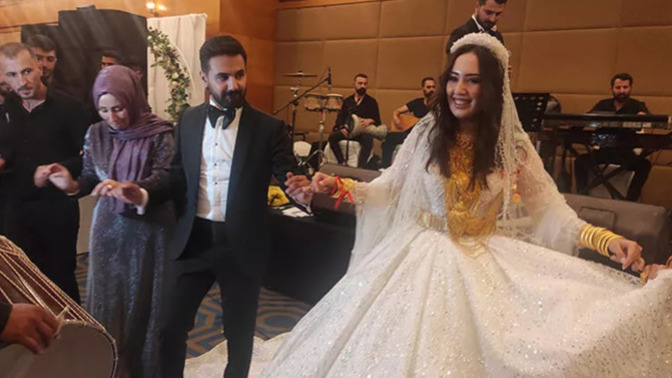 Van'daki aşiret düğününde gelin ve damada 2,5 milyon liralık takı ve para takıldı! Aşirete nasıl gelin oluruz :D?