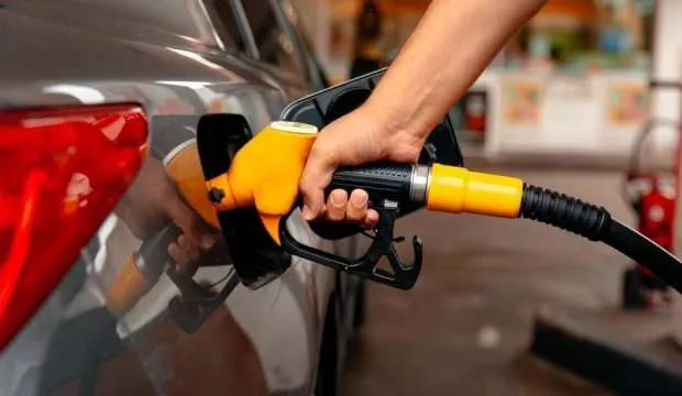 Bu geceden geçerli olmak üzere benzine 1,04 TL indirim geldi! Arabada hangi yakıt türünü tercih edersiniz?