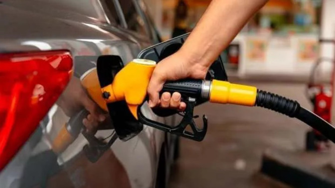 Bu geceden geçerli olmak üzere benzine 1,04 TL indirim geldi! Arabada hangi yakıt türünü tercih edersiniz?