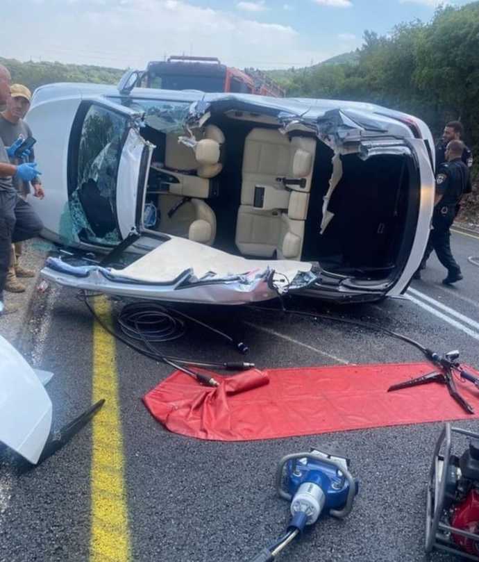 Aynadan araba modeli bilen erkekler, bu arabanın marka modeli ne bilin de görelim?