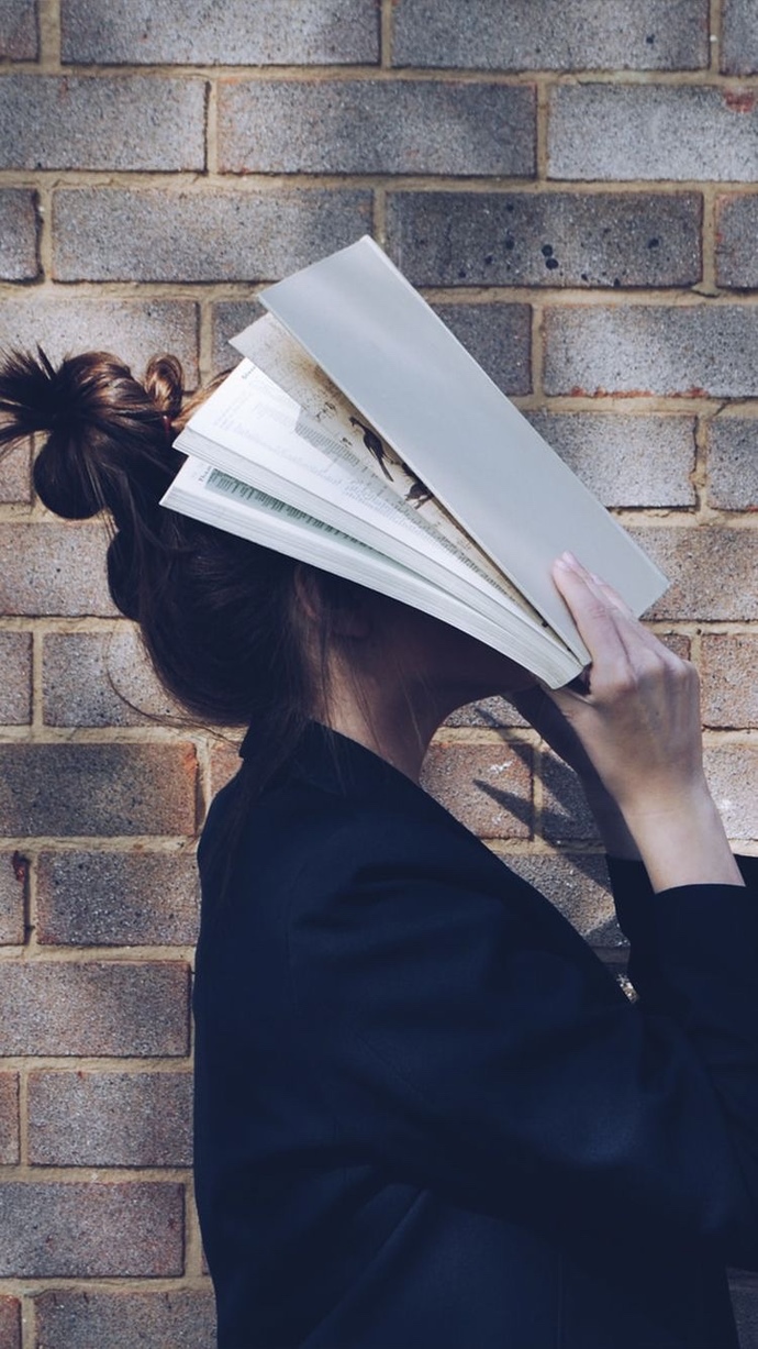 Herkesçe sevilerek okunan ama sizin bir türlü okuyup bitiremediğiniz bir kitap var mı?