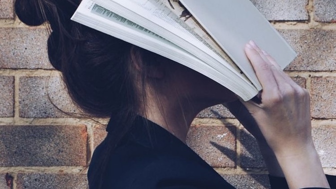 Herkesçe sevilerek okunan ama sizin bir türlü okuyup bitiremediğiniz bir kitap var mı?