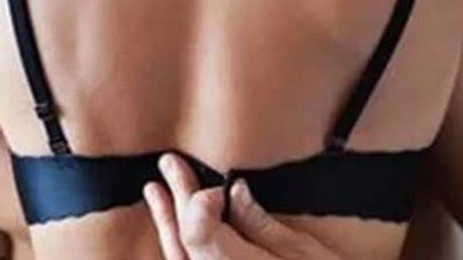 Tek eliyle kopça açan erkekten korktuğumuz kadar tek eliyle kemer açan kadından korkuyor muyuz?
