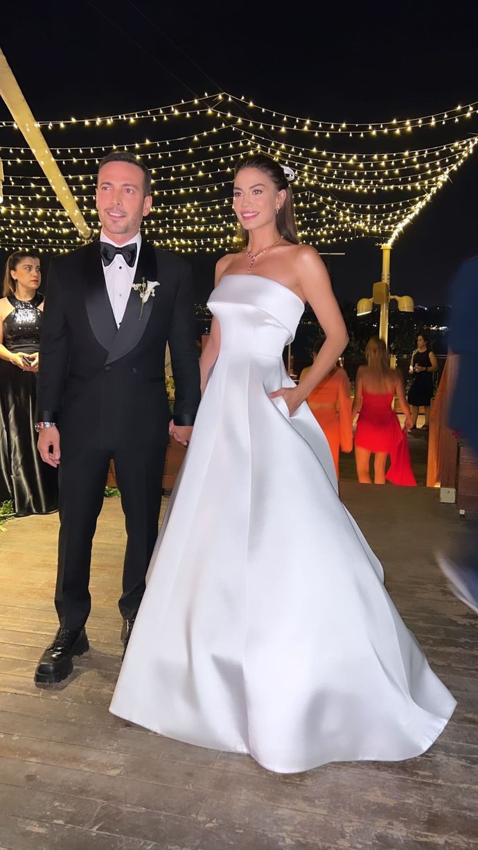 Demet Özdemir ve Oğuzhan Koç evlendi, Demetin düğünün de giydiği hangi gelinlik daha güzeldi?