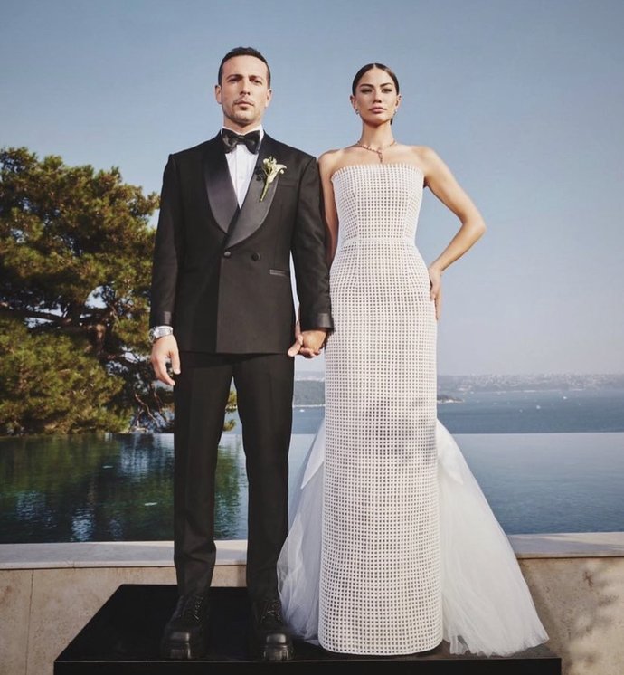 Demet Özdemir ve Oğuzhan Koç evlendi, Demetin düğünün de giydiği hangi gelinlik daha güzeldi?