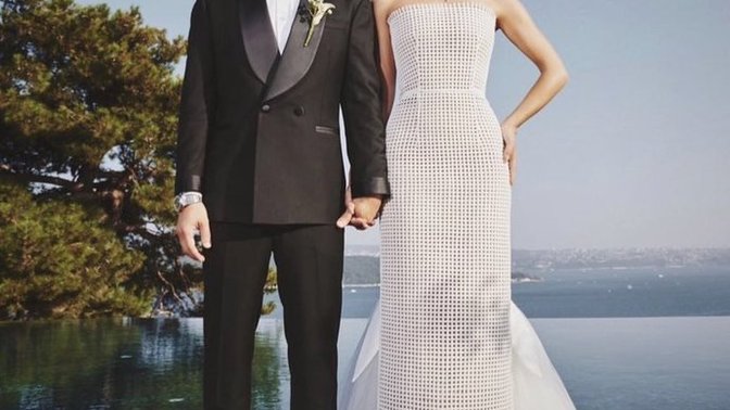 Demet Özdemir ve Oğuzhan Koç evlendi, Demet'in düğününde giydiği hangi gelinlik daha güzeldi?