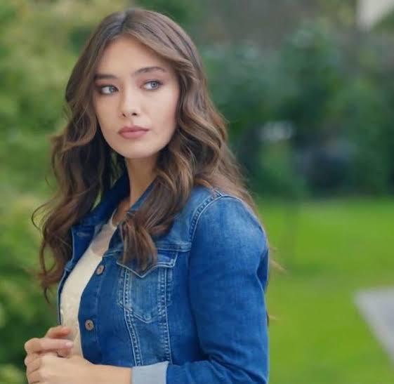 Sizce minyon kızlara hangi saç şekli ve rengi yakışıyor?