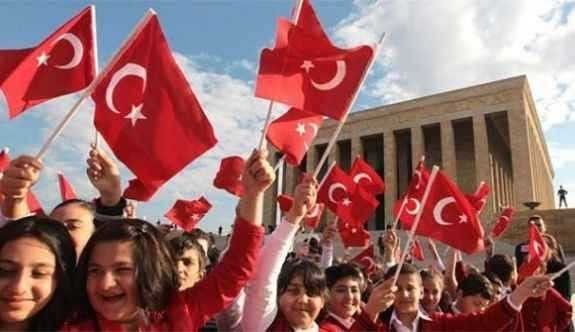 Milli bayramlar, neden dini bayramlar gibi halk arasında kutlanmıyor?