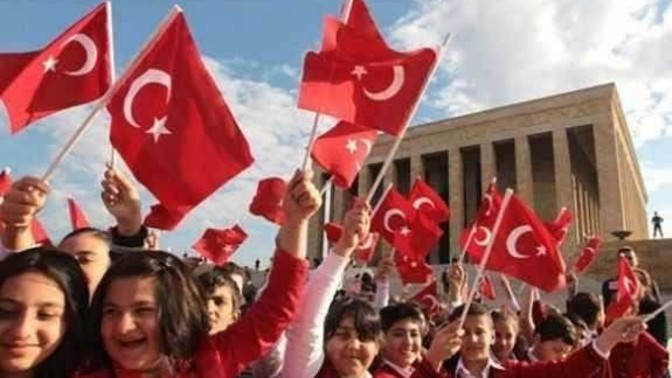 Milli bayramlar, neden dini bayramlar gibi halk arasında kutlanmıyor?