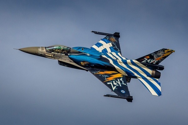 F-16 jetlerimize Yunan bayrağı asıp Fransayı bombalasak ne olur?