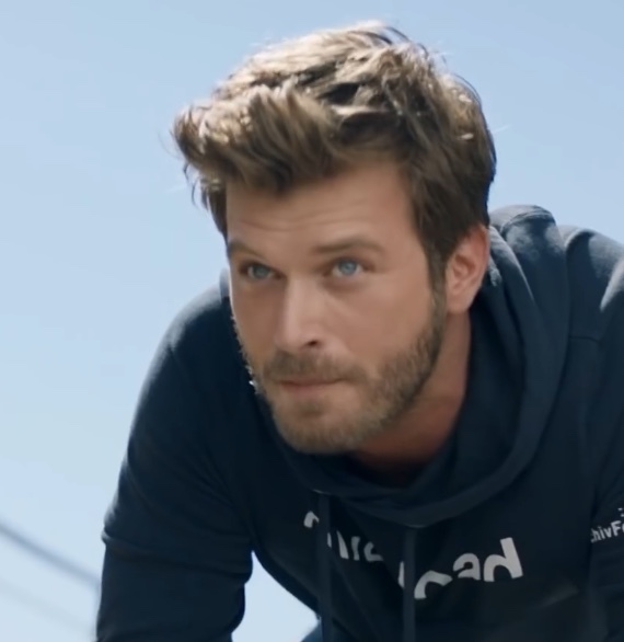 Kıvanç tatlıtuğ yakışıklı mı? Kıvanç Tatlıtuğa yakışıklı değil diyenlerin nasıl bir bakışı var? Sizce de aşırı yakışıklı değil mi?