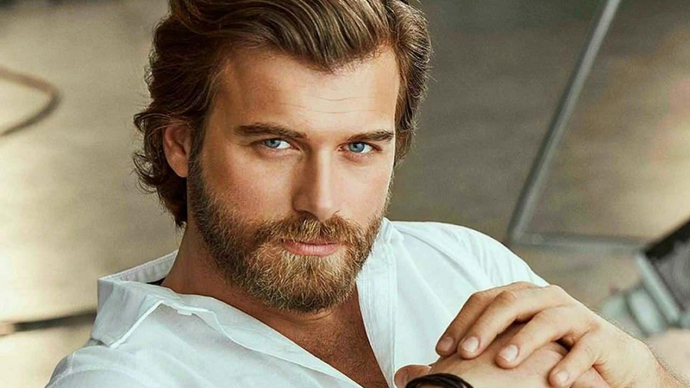 Kıvanç tatlıtuğ yakışıklı mı? Kıvanç Tatlıtuğa yakışıklı değil diyenlerin nasıl bir bakışı var? Sizce de aşırı yakışıklı değil mi?