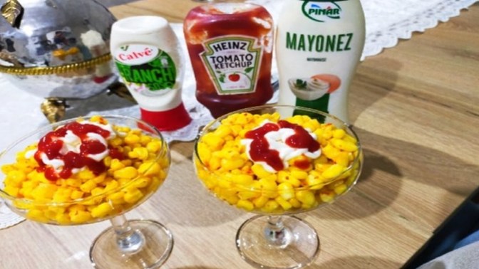 Mısırı tuzlu şekilde yemeyi mi seversiniz, soslu şekilde mi?