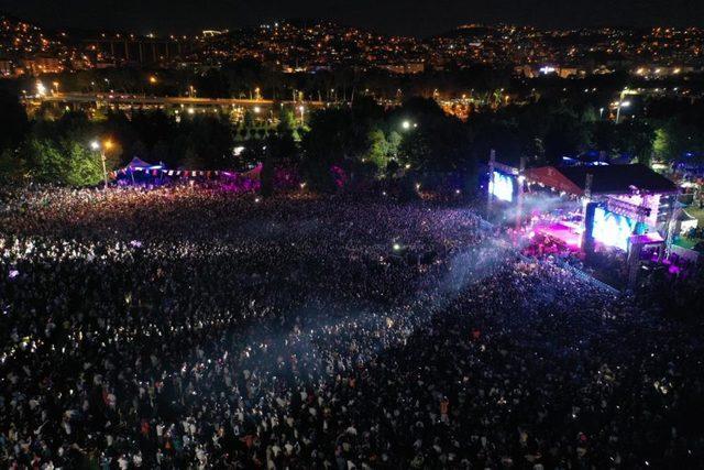 Yıldız Tilbe konserini 100 bin kişi izledi, Kocaelide hayat durdu. O 100 bin kişiden biri olmak ister miydin?