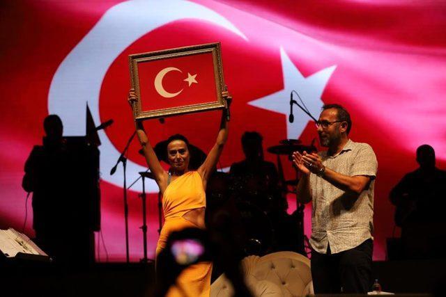 Yıldız Tilbe konserini 100 bin kişi izledi, Kocaelide hayat durdu. O 100 bin kişiden biri olmak ister miydin?