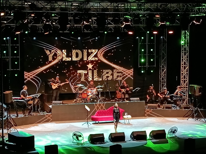 Yıldız Tilbe konserini 100 bin kişi izledi, Kocaeli'de hayat durdu. O 100 bin kişiden biri olmak ister miydin?