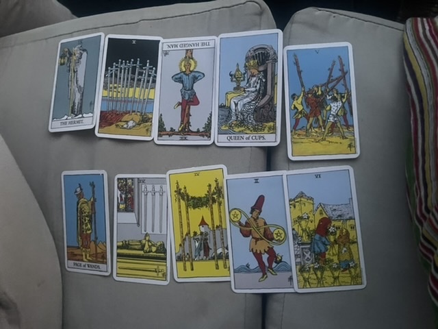 Tarot kartlarim var lutfen yorum yaparmisiniz eig veriyroim🙏?