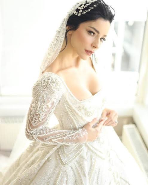 Demet Özdemir'in düğününde giydiği gelinliklerden favorin hangisi?