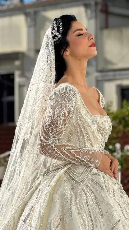 Demet Özdemir'in düğününde giydiği gelinliklerden favorin hangisi?