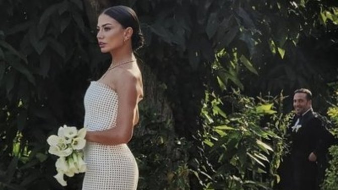 Demet Özdemir'in gelinliği halı kaydırmaza benzetildi sizce gelinlik nasıl?