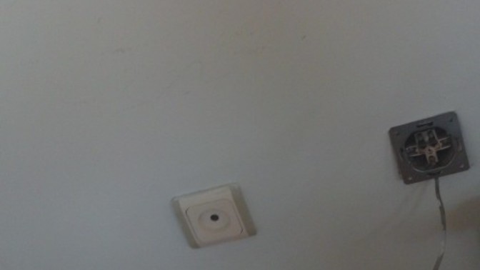 Evdeki prizden ses geliyor elektrikçi çağırmali mıyım?