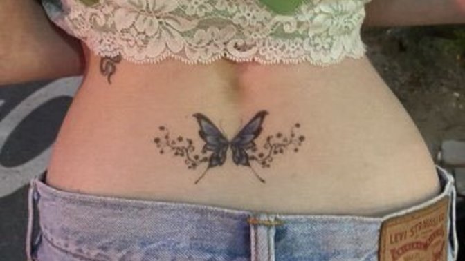 Bel dövmesi yaptıracak bu kıza hangi modeli önerirsiniz?