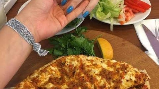 Sevgilinin bitiremediği lahmacunu bitirmesine yardım eder misin?