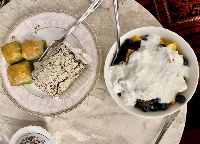 Gece, tatlı mı meyveli yoğurt mu tercihin olur?