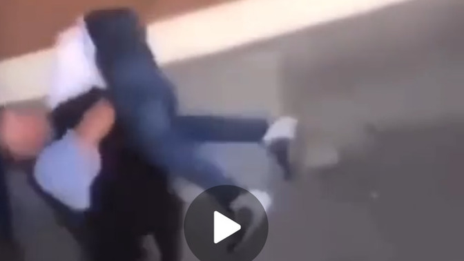 Hollanda'da trene biletsiz binmek isteyen Somalili, kendisini uyaran kadına yumruk atıp burnunu kırınca dövüldü?
