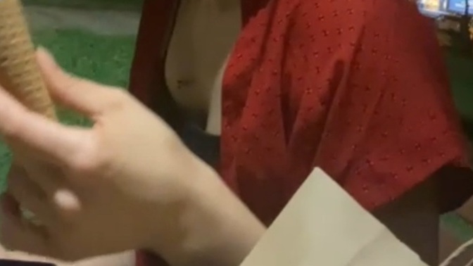 Göğüslerimin küçük olması beni çok üzüyor, sizce itici mi gözüküyor?
