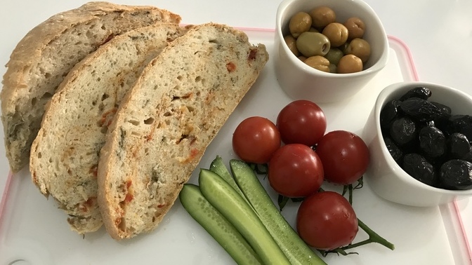 Muhteşem kokusuyla domatesli, kekikli ekmeklerimle geldimm! Nasıl gözüküyorlar?