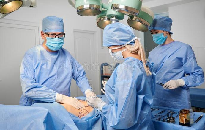 İnşaat işçisi, yeşil doktor önlüğüyle ameliyata girdi! En son ne zaman doktora göründünüz?