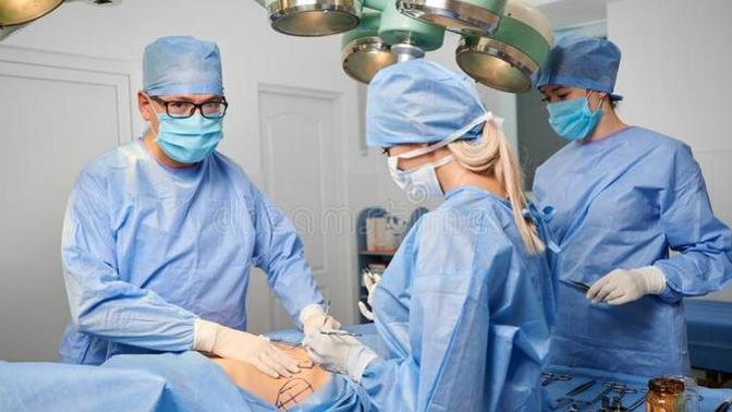 İnşaat işçisi, yeşil doktor önlüğüyle ameliyata girdi! En son ne zaman doktora göründünüz?