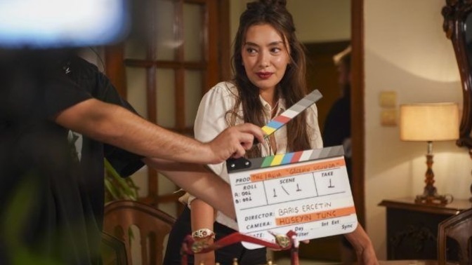 Neslihan Atagül ve Kadir Doğulu’nun başrolde olduğu “Gecenin ucunda” dizisini izleyecek misiniz?
