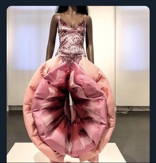Bu son moda kıyafet sizce nasıl görünüyor?