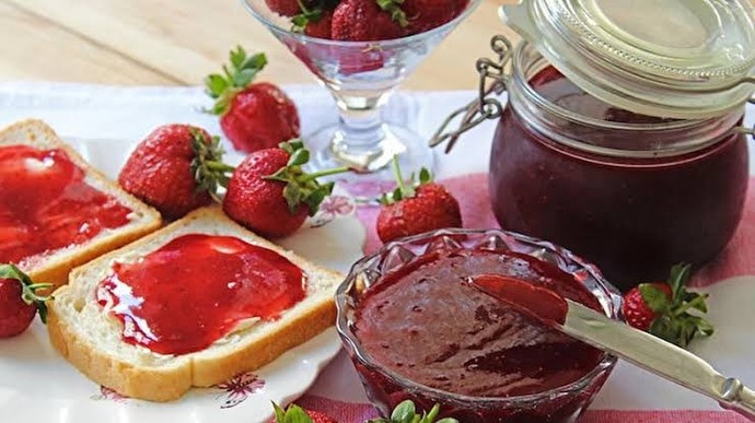 Sabah kahvaltısında da bal tereyağı mı ekmeğe sürersin yoksa tereyağı reçel mi?
