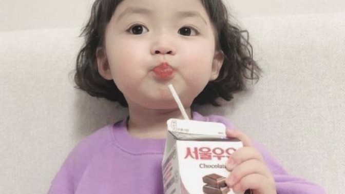 Çikolatalı ve çilekli sütü kapıştırsak kim kazanır🍫 🍼🍓?