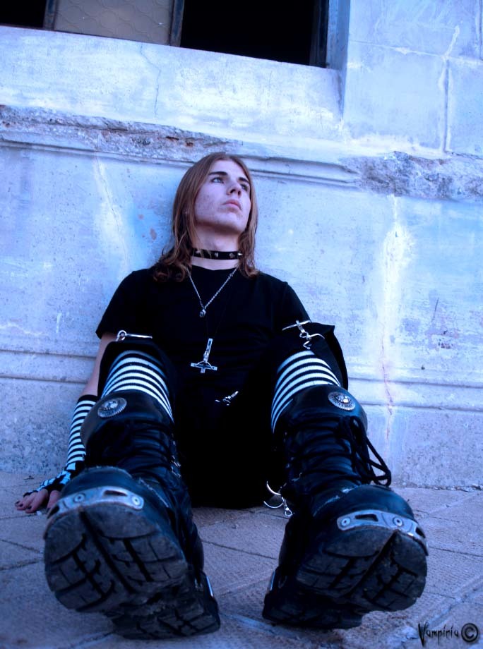 KS de var mı şöyle cool gothic boys?