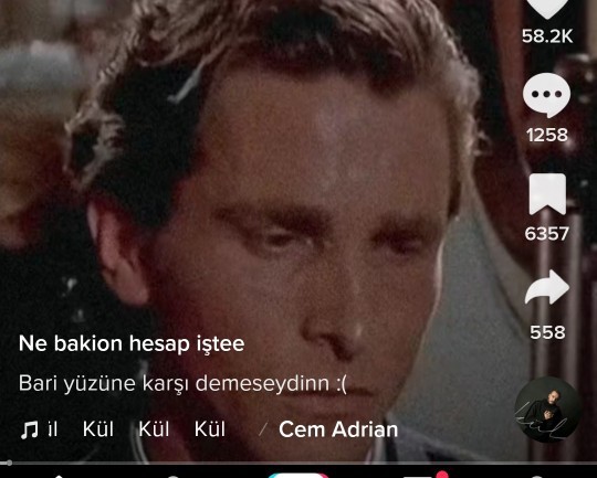 Bu adamın oynadığı dizi/film ismi nedir?