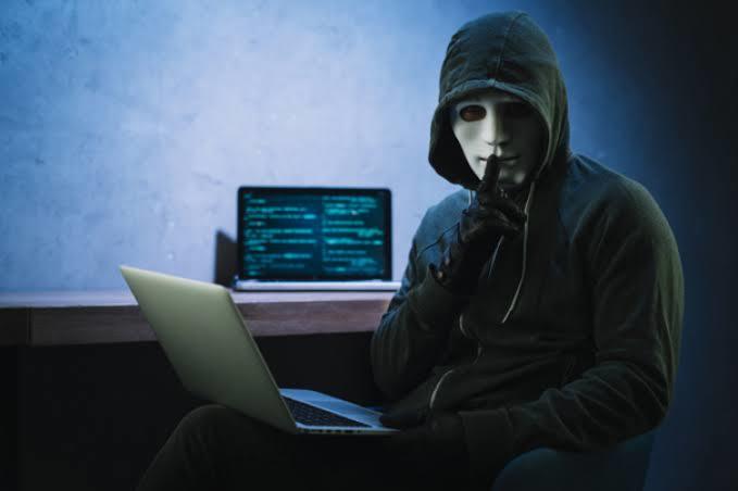 İnternet aleminde hacklenen olmak mı, asosyallikten hacker olmak mı daha kötü?