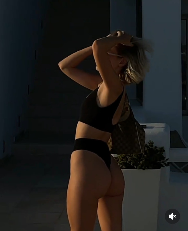 Sizce Fotoğraftaki Gibi Küçük Göğüslü ve Büyük Popolu Kadınlar Daha Mı Seksi?