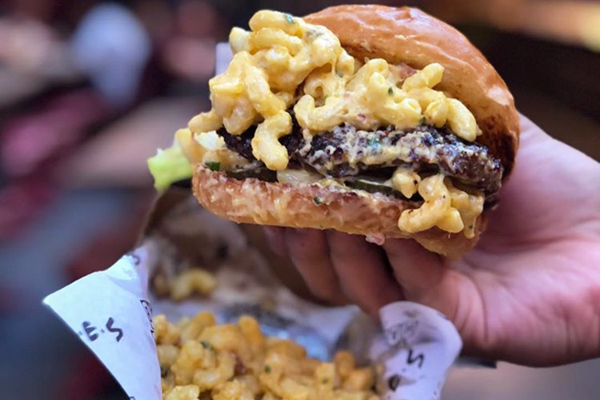 Hamburgerin içine makarna yakışıyor mu?