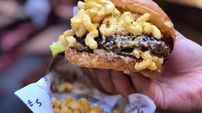 Hamburgerin içine makarna yakışıyor mu?
