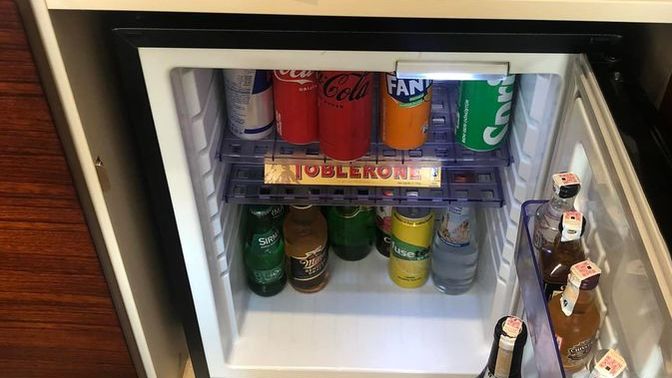 Oteldeki minibarda olan yiyecek/içecekler ücretsiz mi?