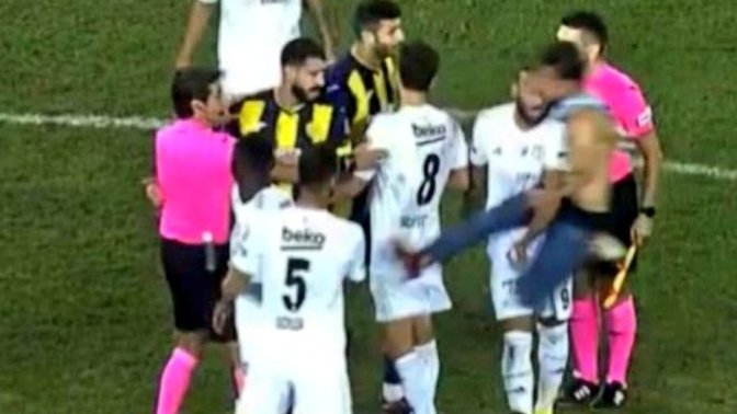 Ankaragücü taraftarı Beşiktaşlı oyunculara saldırmak için sahaya atladı! Siz olaya nasıl tepki verdiniz?